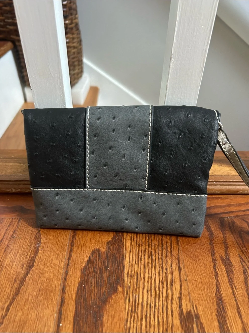 GUESS Black & Gray Faux Ostrich Wristlet Clutch Wallet Silver G Logo EUC